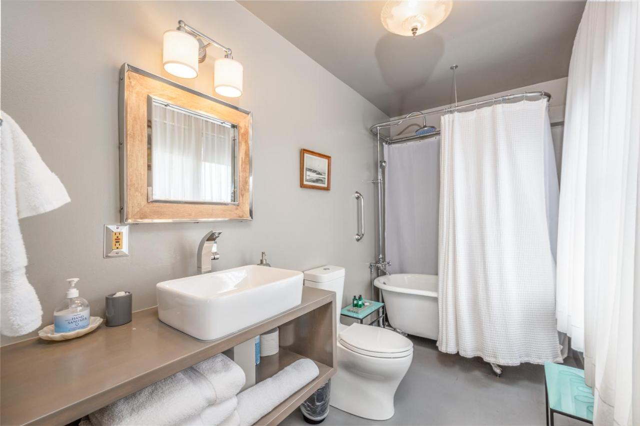 Bed & Breakfast Nantucket Whale Inn, 3*