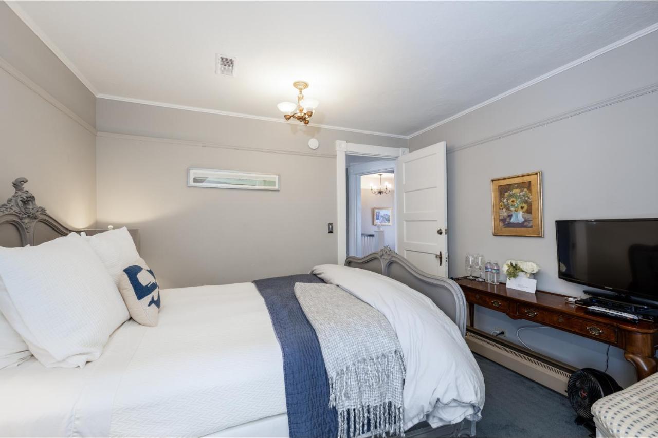 Nantucket Whale Inn, Bed & Breakfast Half Moon Bay